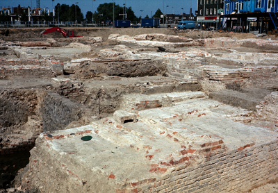 821868 Afbeelding van de opgravingen van de restanten van het Kasteel Vredenburg op het Vredenburg te Utrecht.